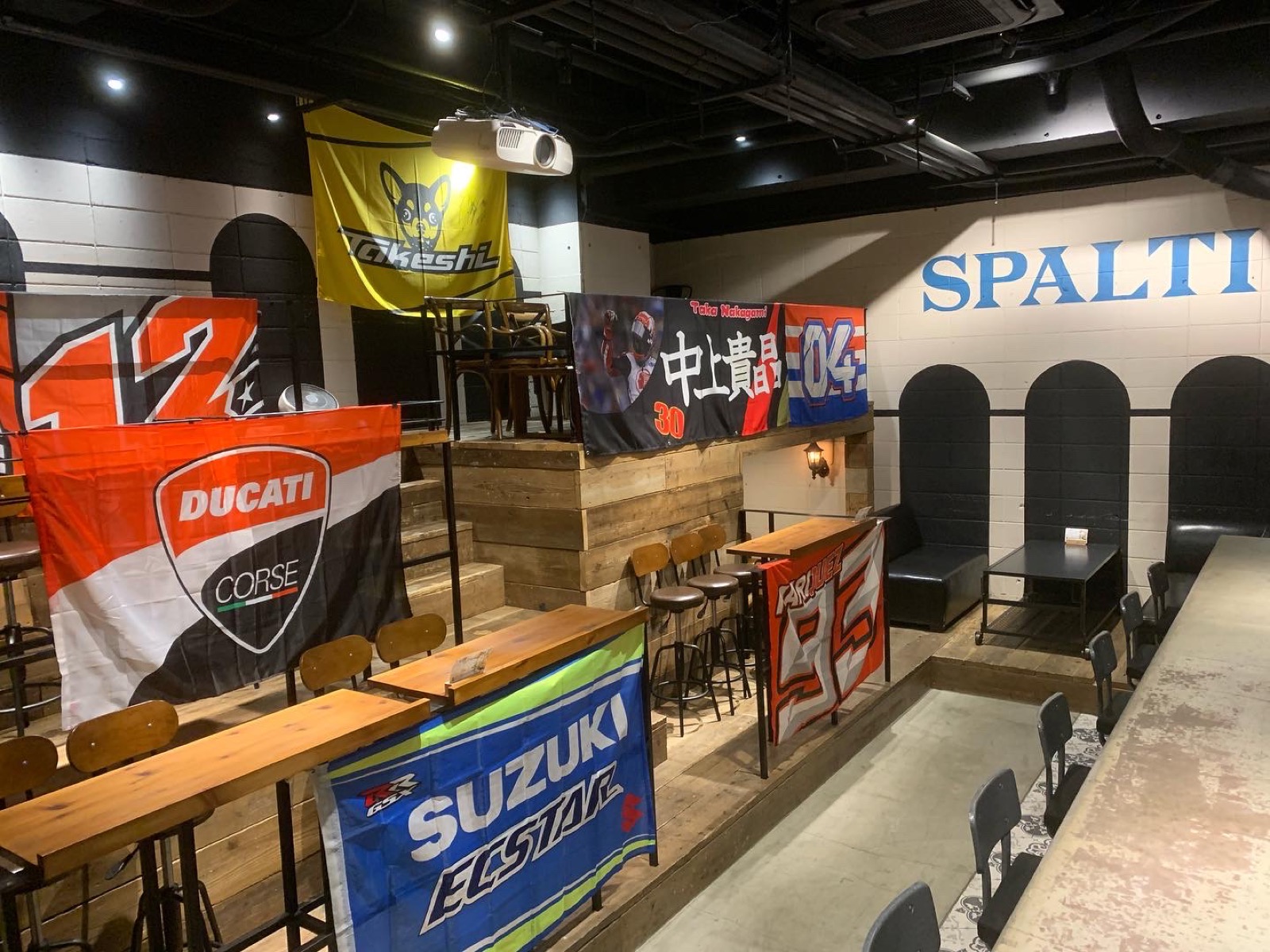 MotoGP観戦イベントでチームフラッグを装飾した店内