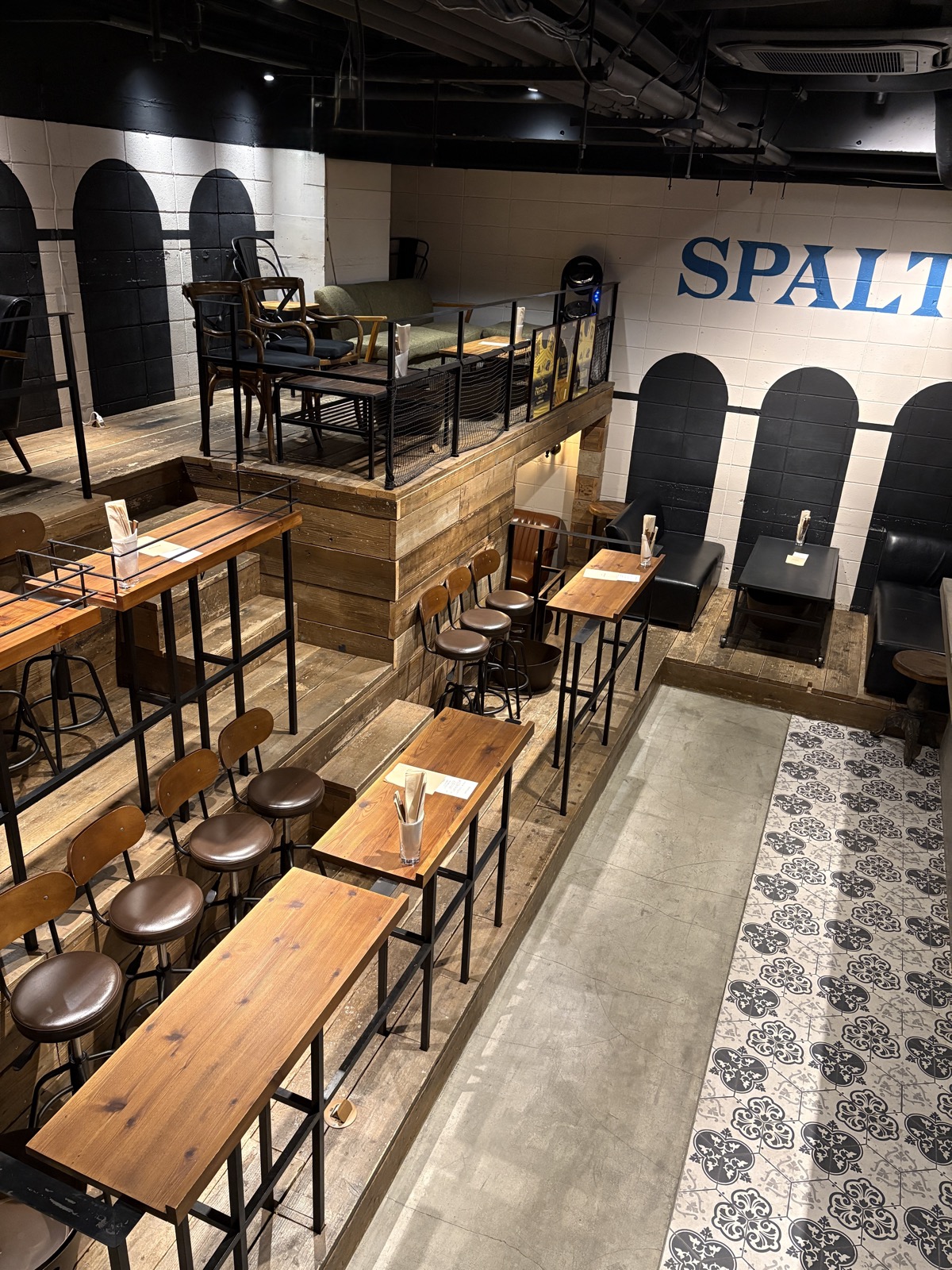 階段状の客席とハイテーブル席（表参道 SPALTI 店内）